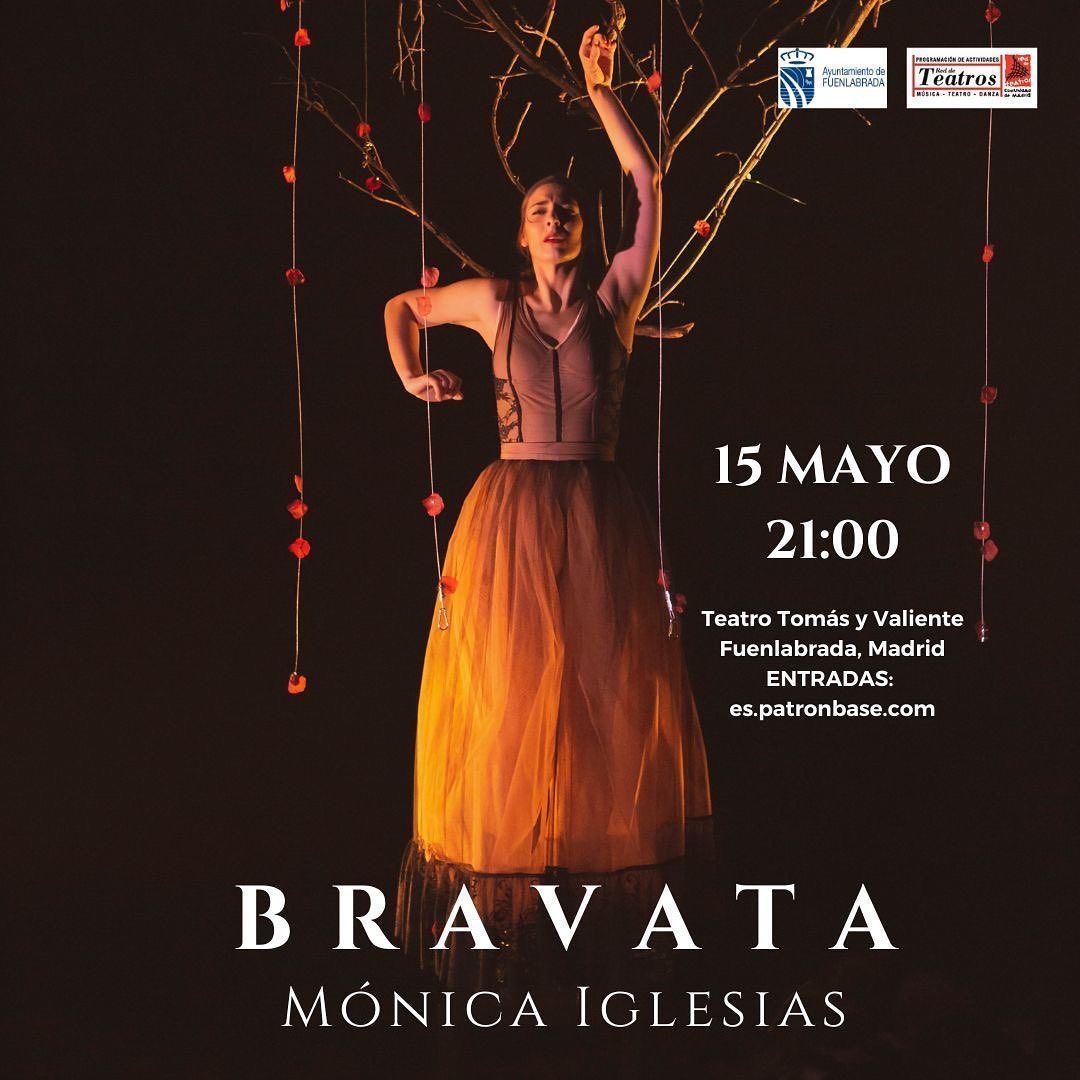 Mónica Iglesias interpretando el espectáculo Bravata